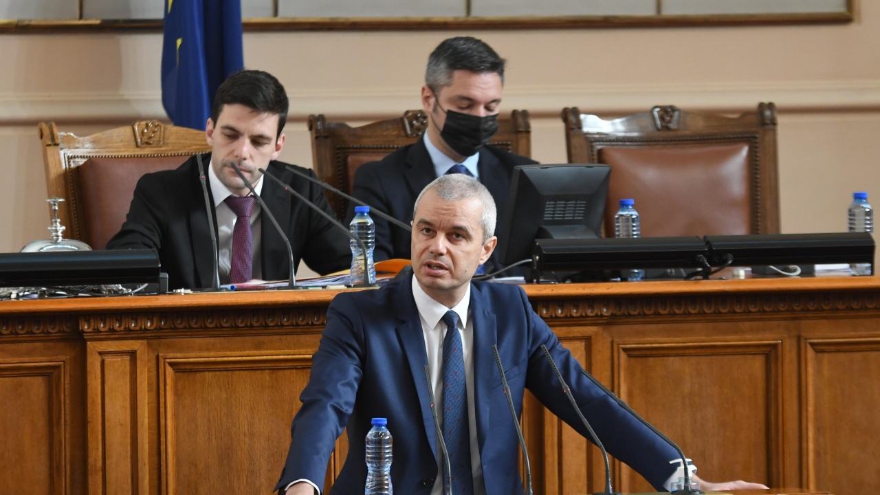 Костадин Костадинов заплаши парламента с щурм заради "зеления сертификат"