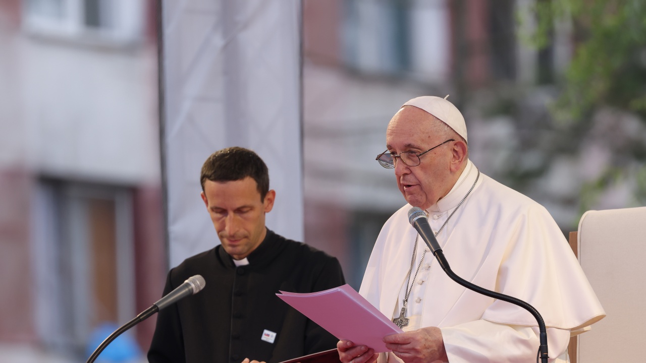 Папата настоя за смирение в изпълнена с критики коледна реч
