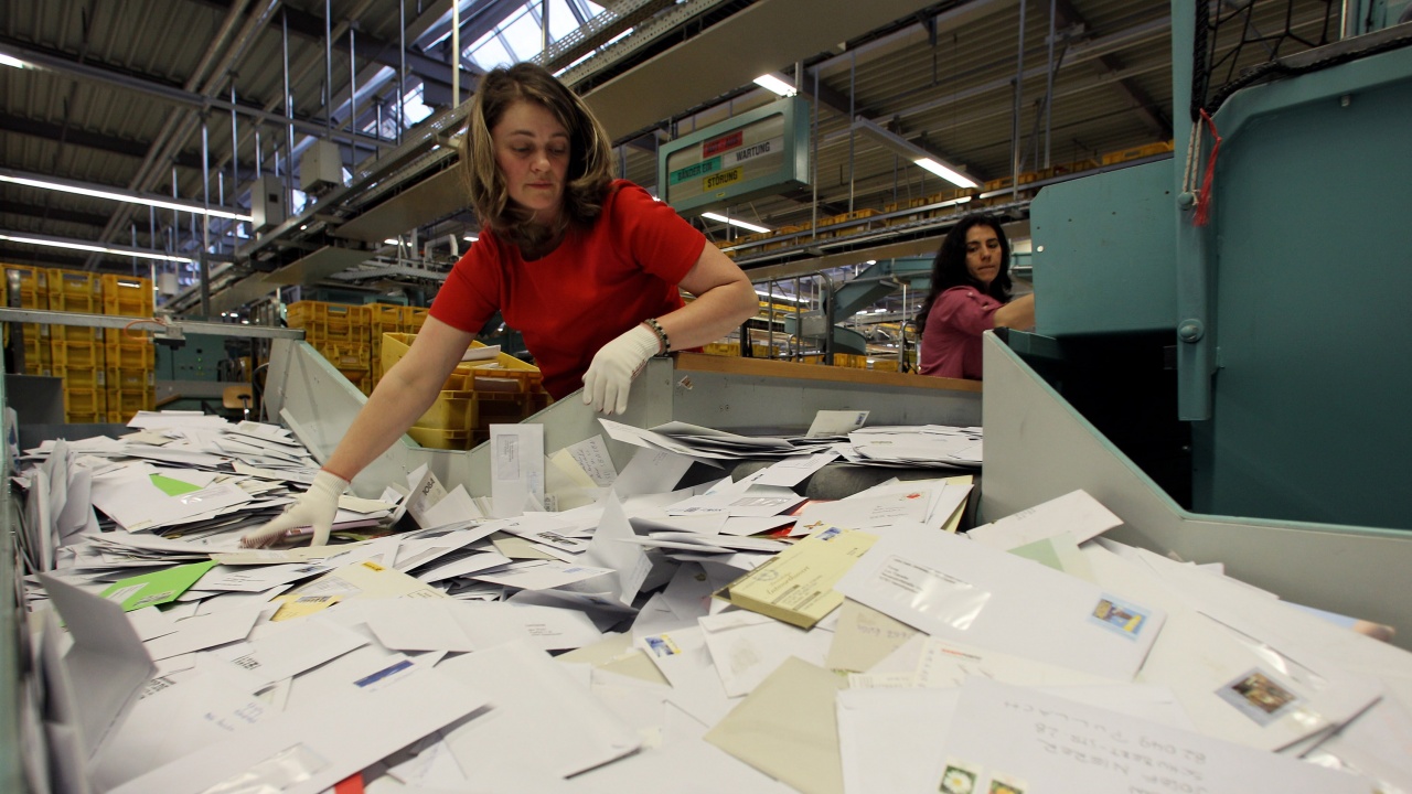 Германска пощенска служба отговори на рекордните 30 хиляди писма до Дядо Коледа, пуснати тази година