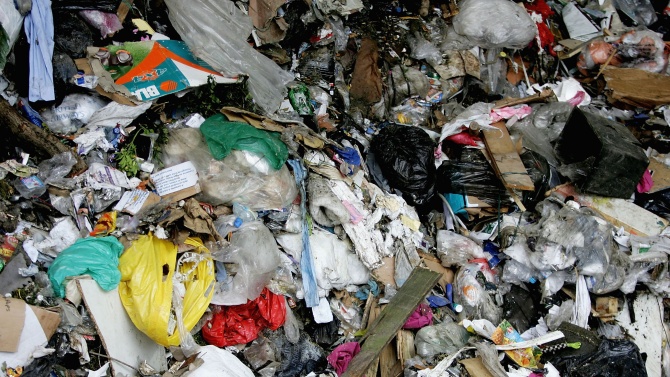 ЕС забранява износа на пластмасови отпадъци към бедни страни