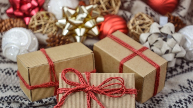 Сто новогодишни пакета с подаръци за деца и календари на