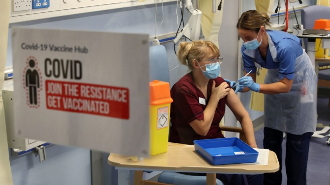  Във Англия взеха противоречиво решение по отношение на вторите дози на имунизацията 