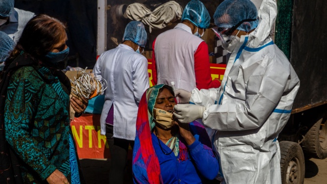 Индия провежда симулации преди началото на масова кампания за ваксиниране срещу коронавируса 
