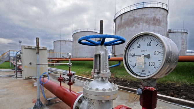 Руският холдинг Газпром от днес започна да доставя природен газ