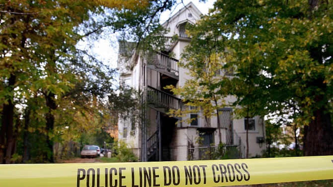 Осем младежи са намерени мъртви в къща за гости в