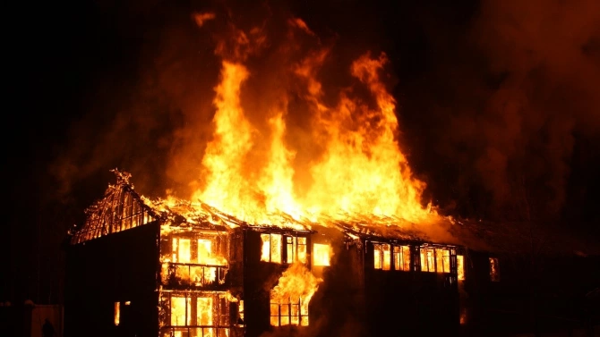 Най малко 21 човека пострадаха снощи при пожар в жилищна сграда