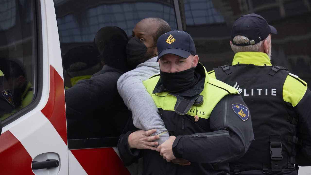 Многолюден протест срещу COVID мерките в Амстердам, поне 30 души са арестувани