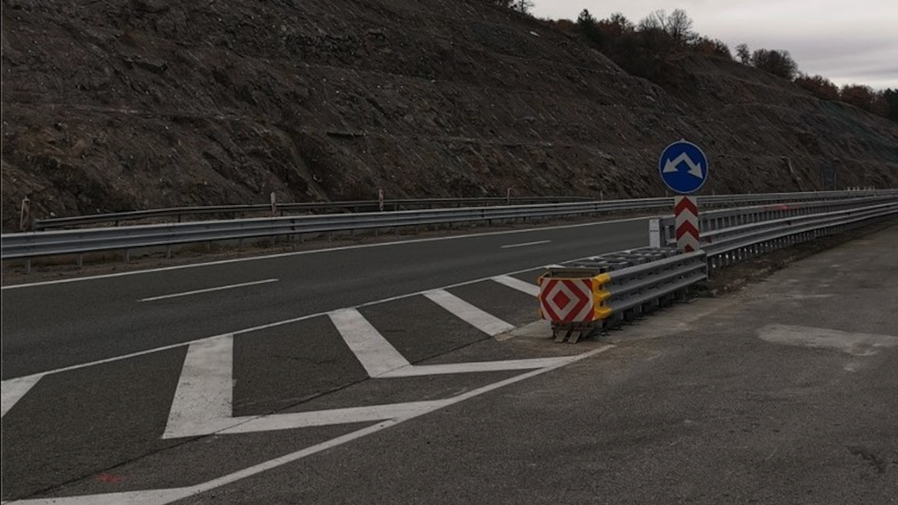 Сигнализацията при 31-ви км на АМ "Струма" е допълнена с нови пътни знаци