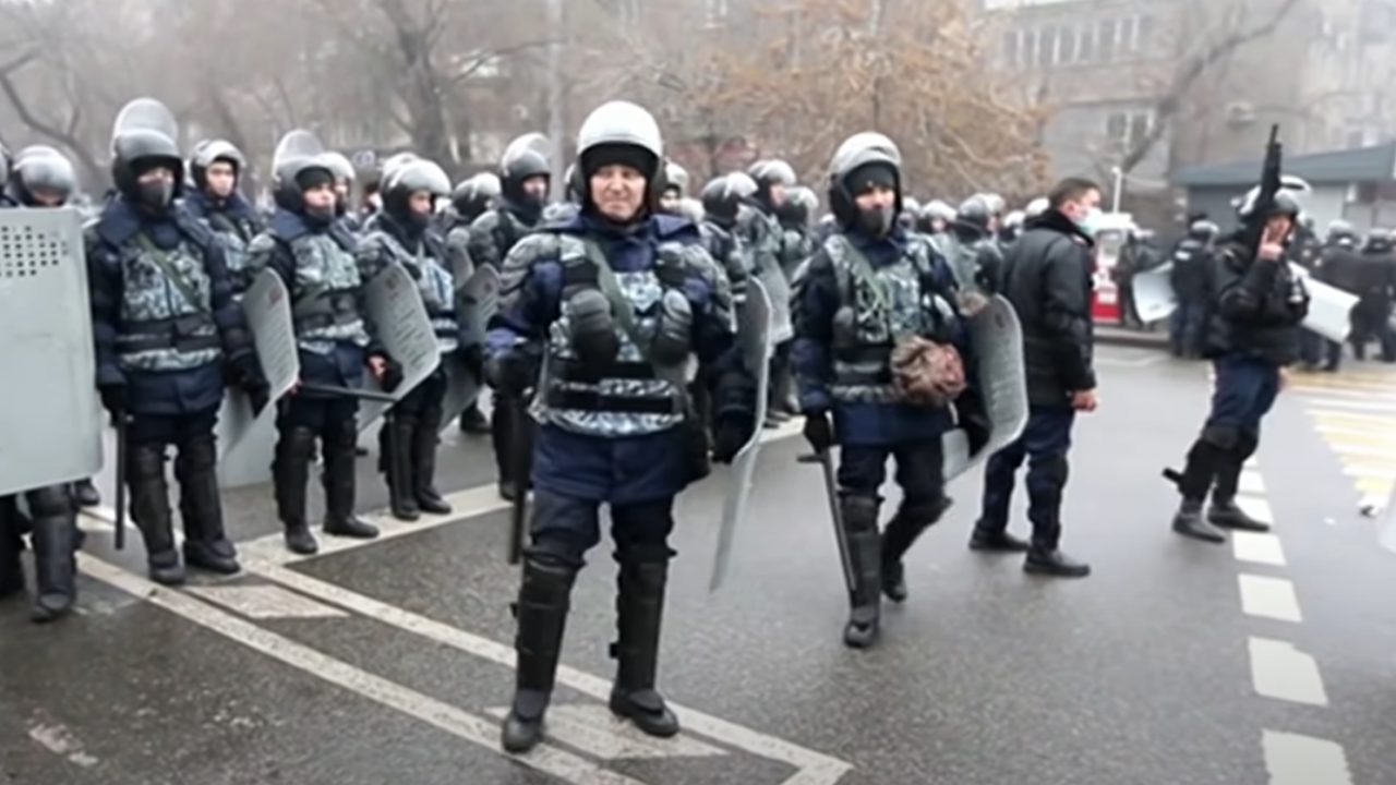 Казахстан: 12 полицаи са загинали при сблъсъците в Алмати, трима са били обезглавени (18+)