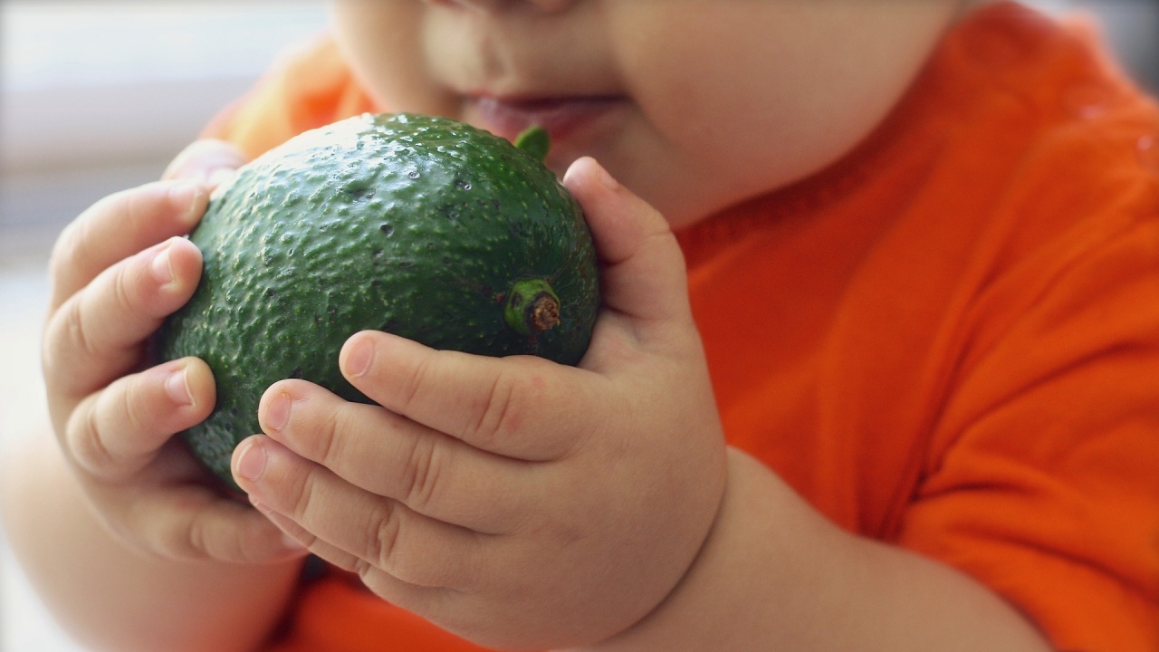 Учени обвързаха проблемите с храненето при бебетата с повишен риск от забавено развитие