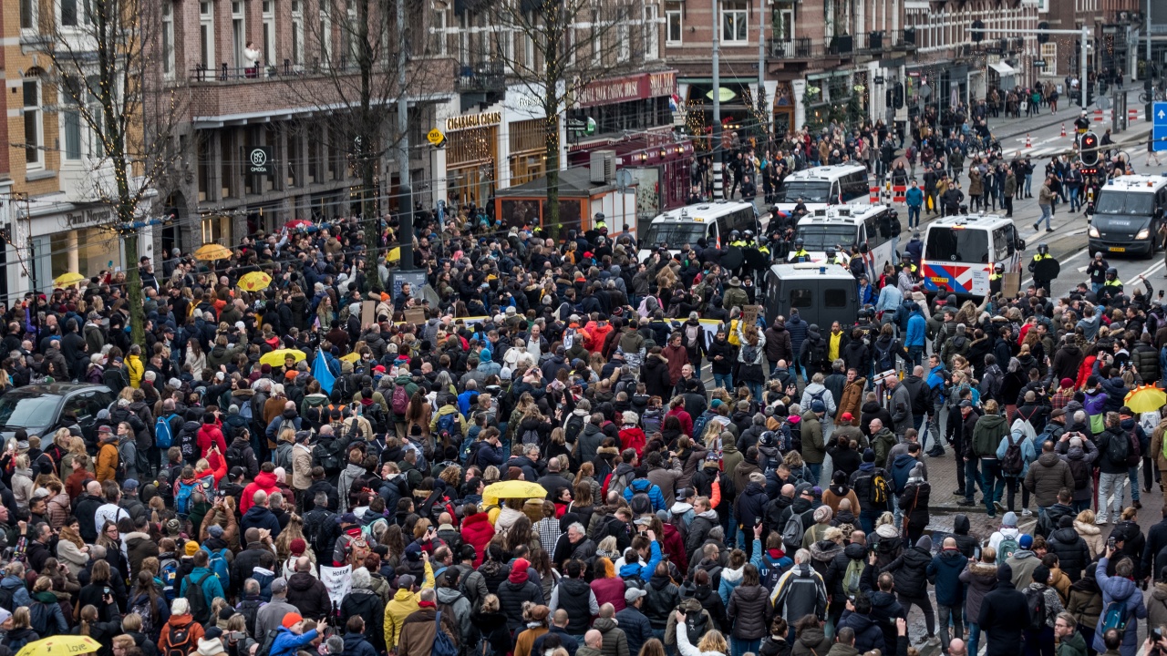 Хиляди чехи излязоха по улиците срещу  мерки на правителството срещу ковид