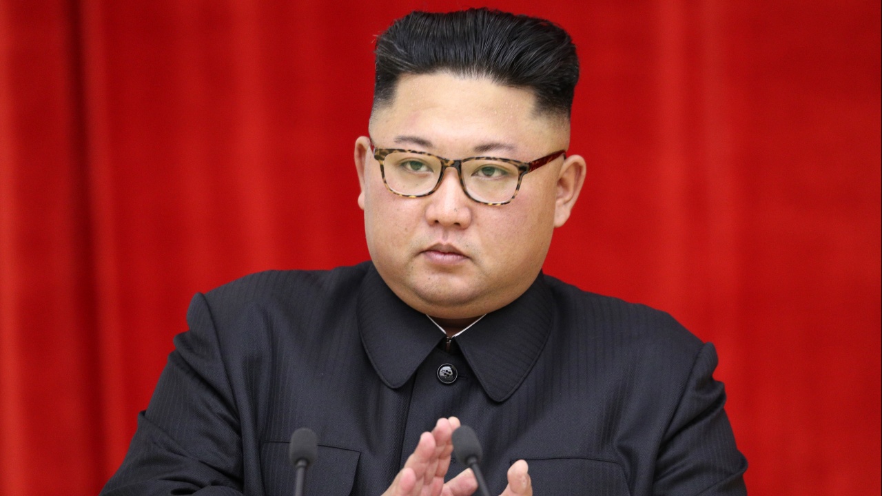 Ким Чен-ун куца в документален филм-пропаганда