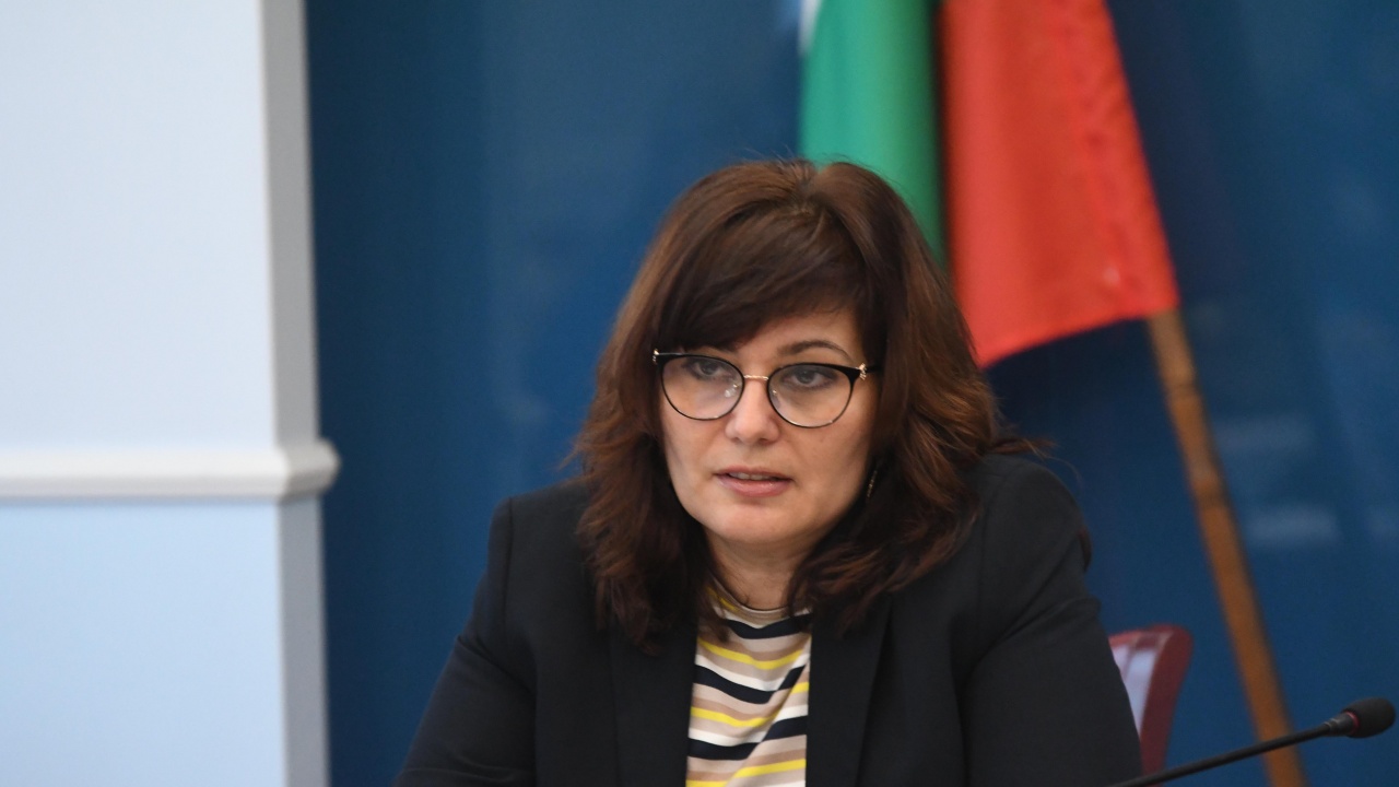 Изслушват министър Асена Сербезова в парламента