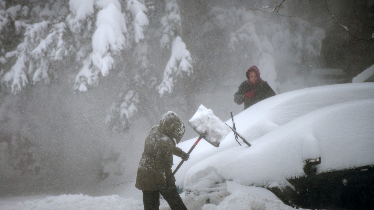 Снежна буря в САЩ остави без електричество 350 000 домове и предприятия