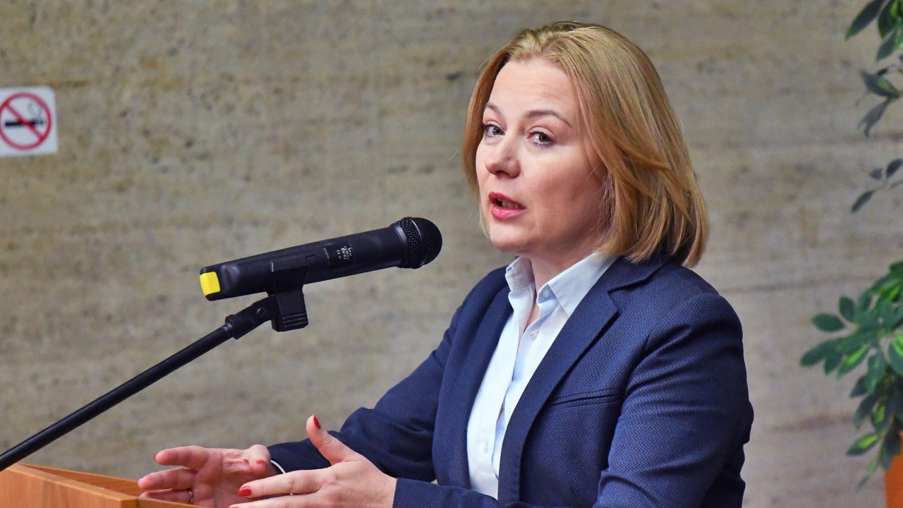 Министър Йорданова отказва да се яви на изслушване в КПКОНПИ