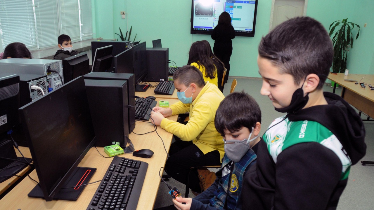 Разхлабват мерките в София, учениците се връщат в клас