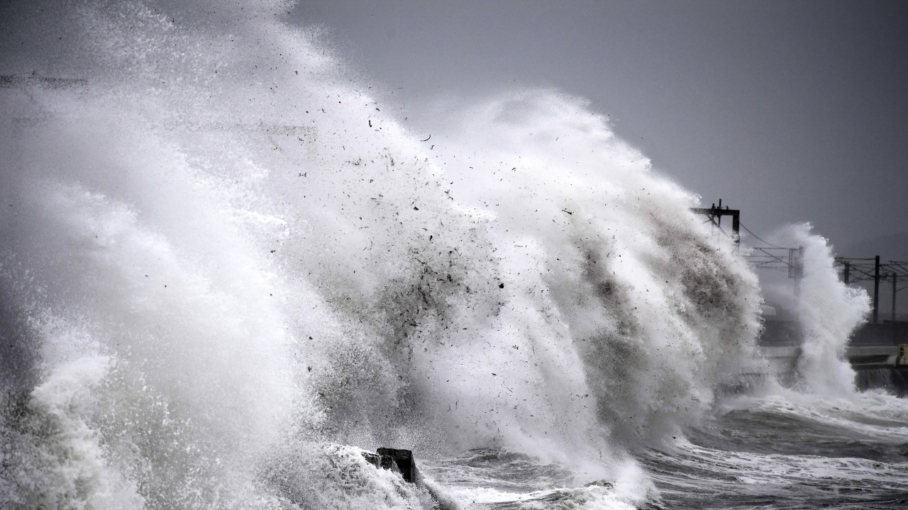 Петметрови вълни удариха черноморското крайбрежие на Турция