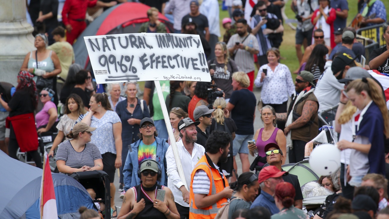 Протестът пред новозеландския парламент се разраства