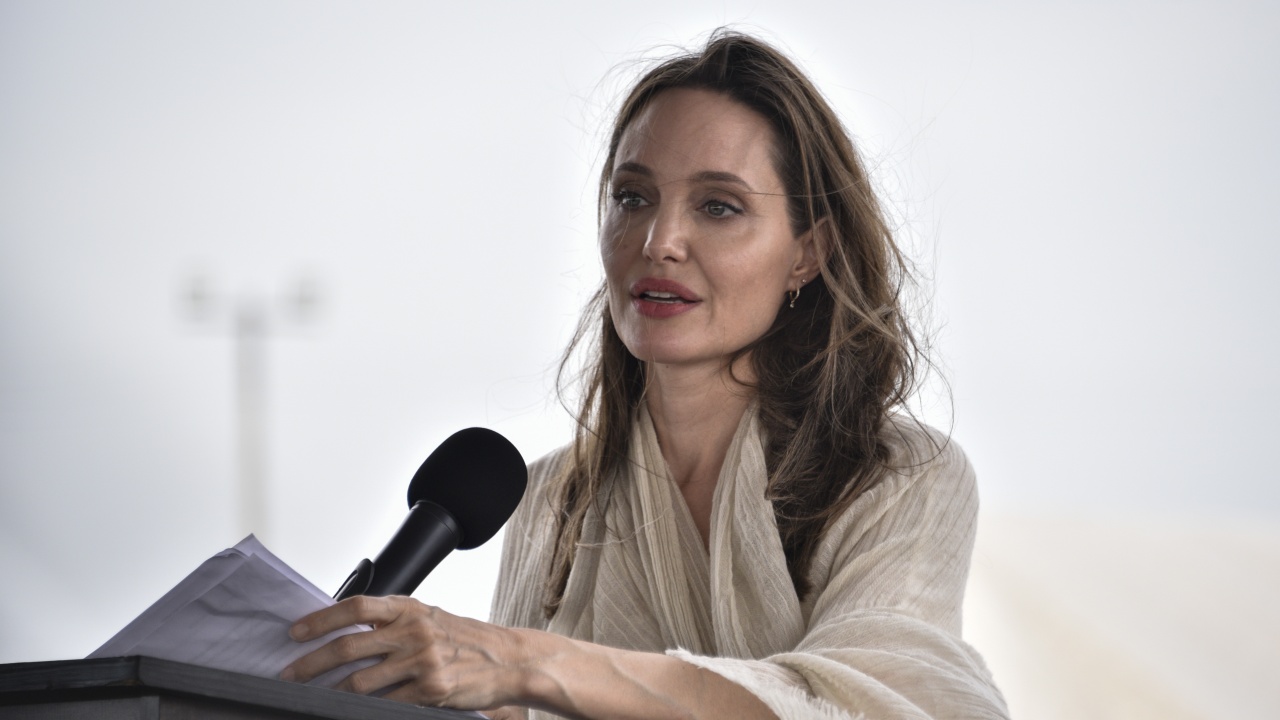 Анджелина Джоли през сълзи: Домашното насилие започва да се приема за нормално