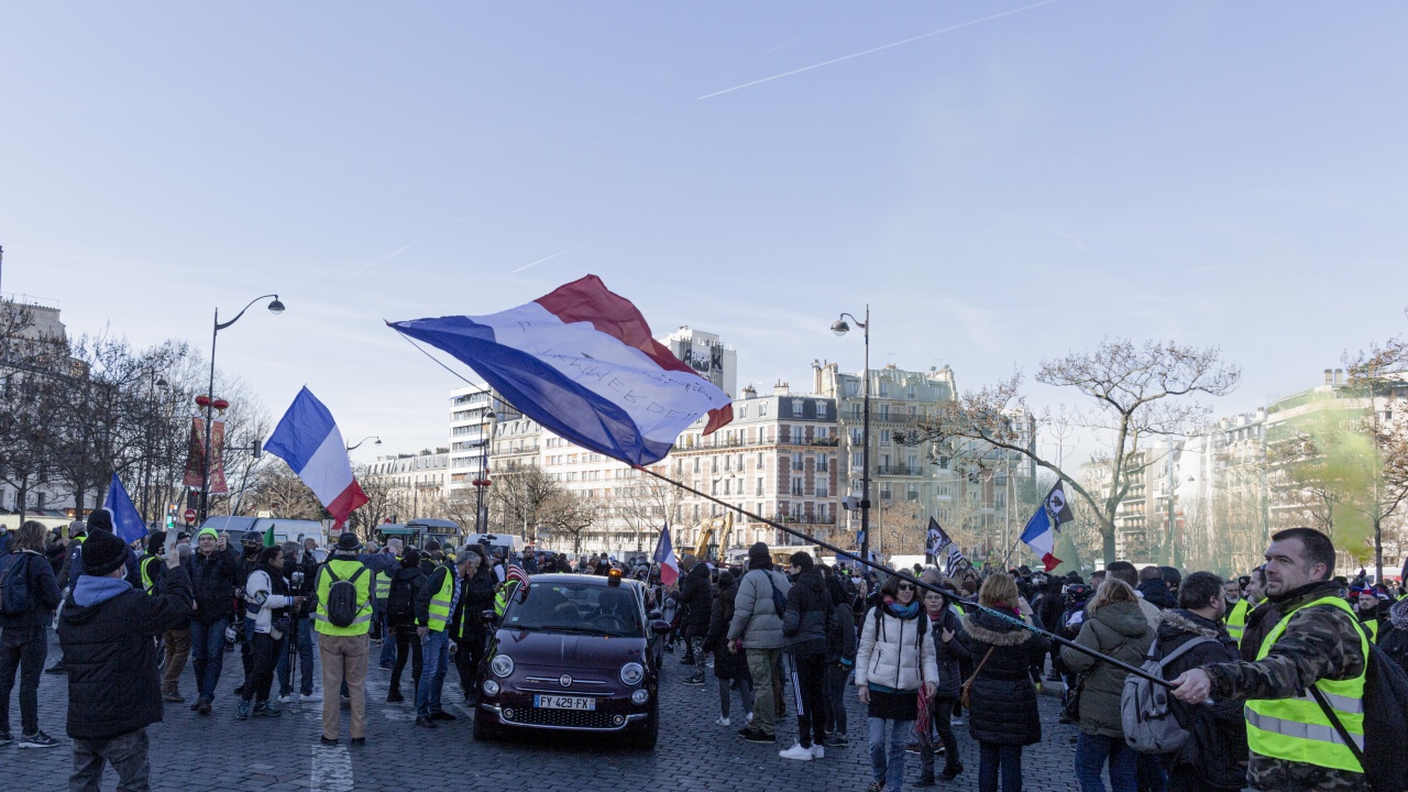 Френският "конвой на свободата" наруши полицейската заповед и влезе в Париж, сблъсъци на "Шанз Елизе"
