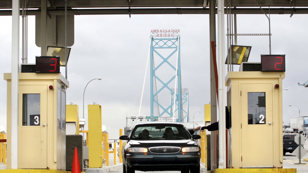 Мостът "Амбасадър", свързващ Канада със САЩ, отново бе отворен за движение