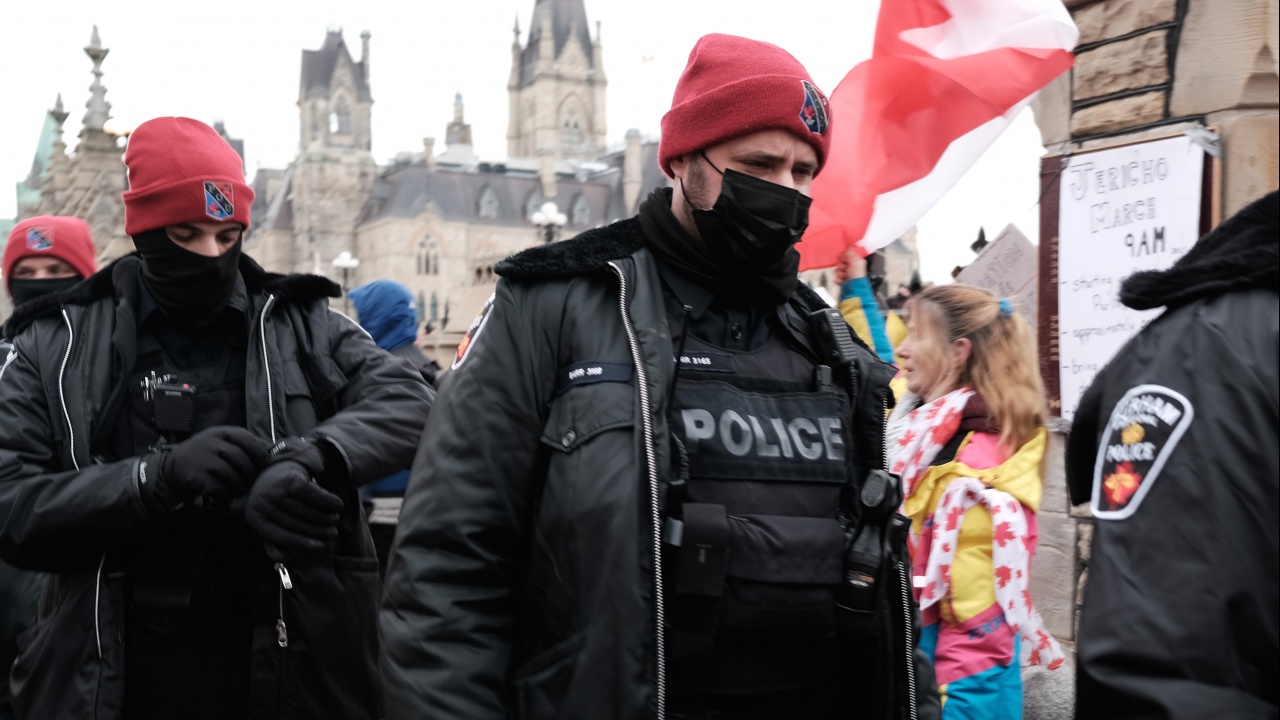 Канадски полицаи арестуваха 11 души и иззеха оръжия от група, свързана с граничната блокада