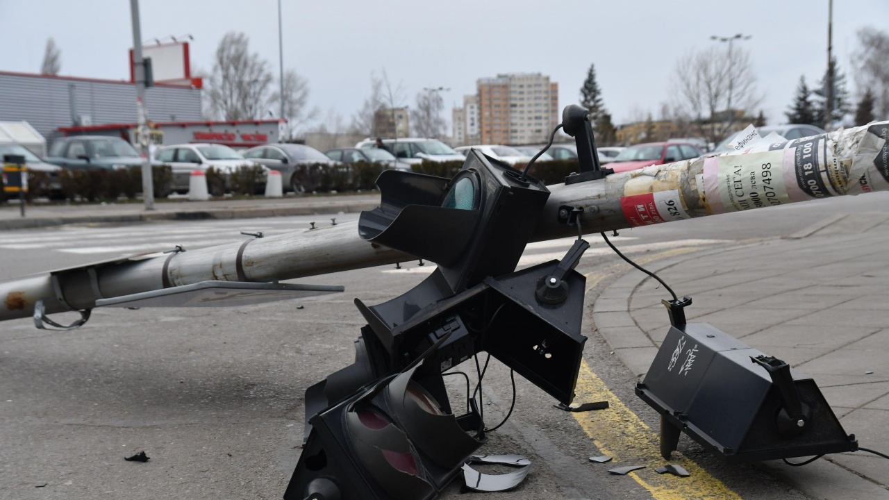 Светофар се стовари върху бус на "Съдебна охрана" в Пловдив