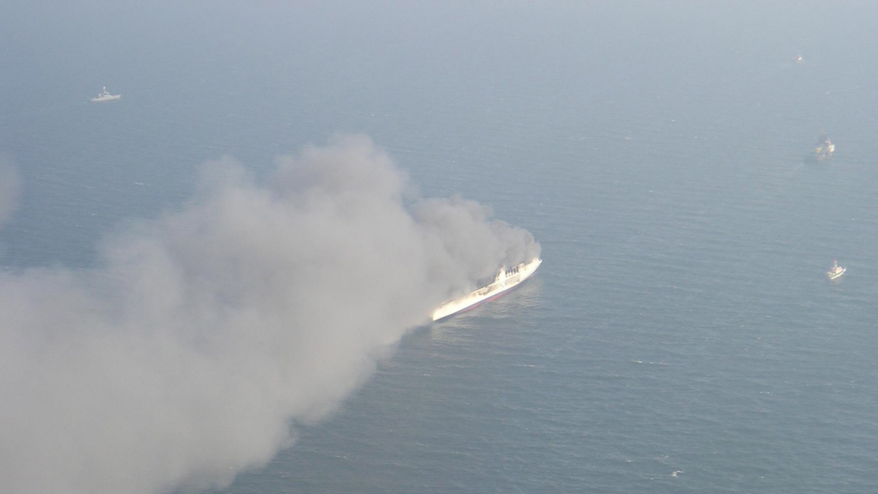 Спасителната операция на горящия край Корфу кораб е прекратена до сутринта