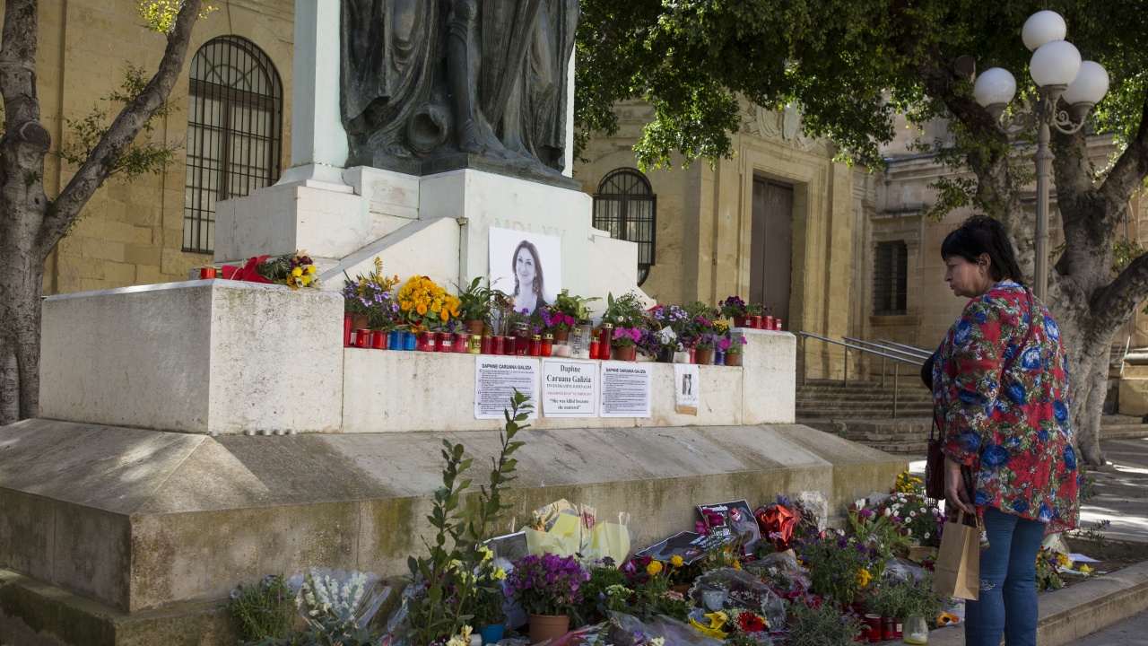 В Словакия откриха паметник на журналиста Ян Куциак и годеницата му
