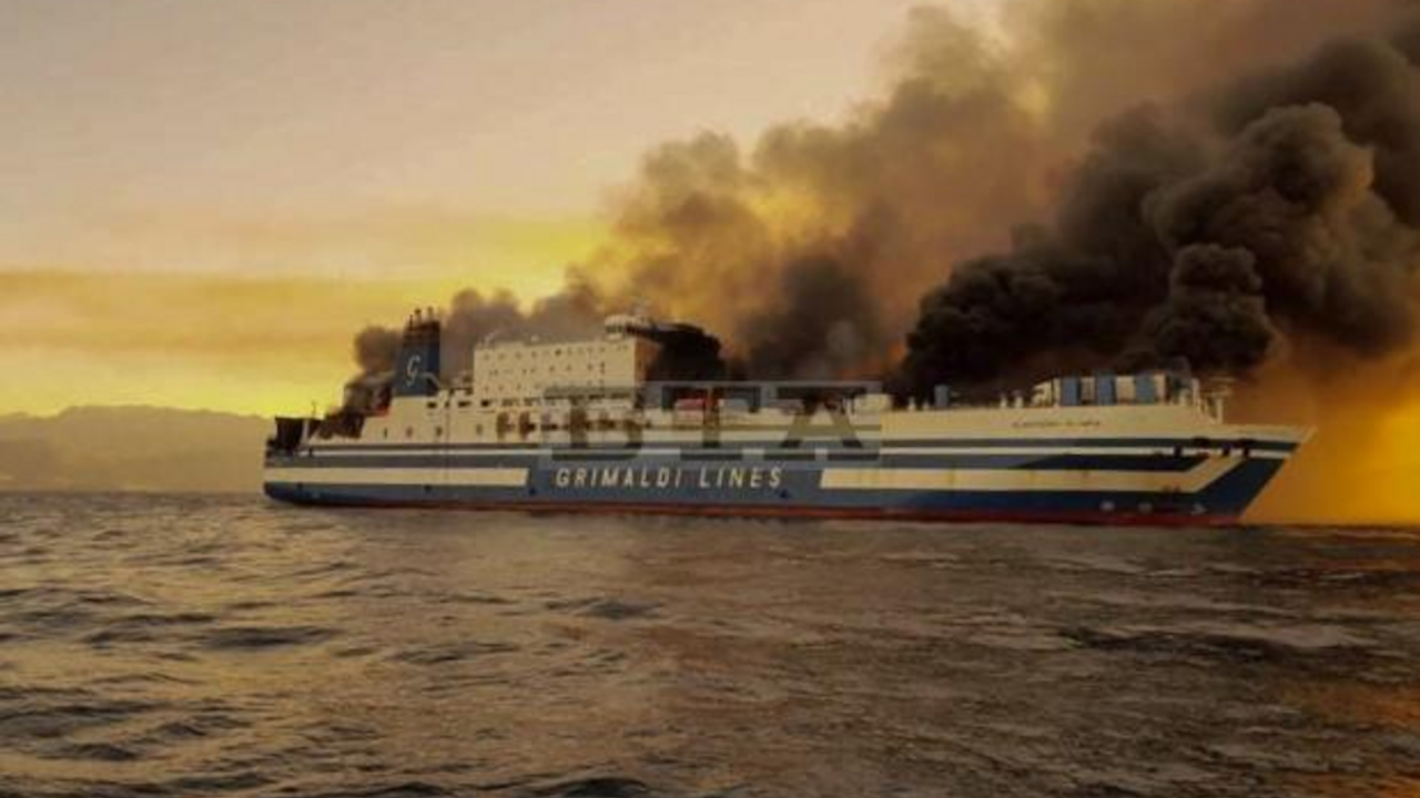 Временно спира спасителната операция след пожара на ферибота „Юрофери Олимпия"