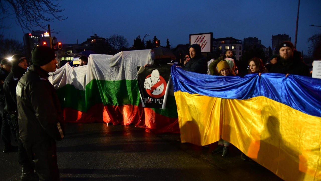 Протестиращи се събраха пред руското посолство в София