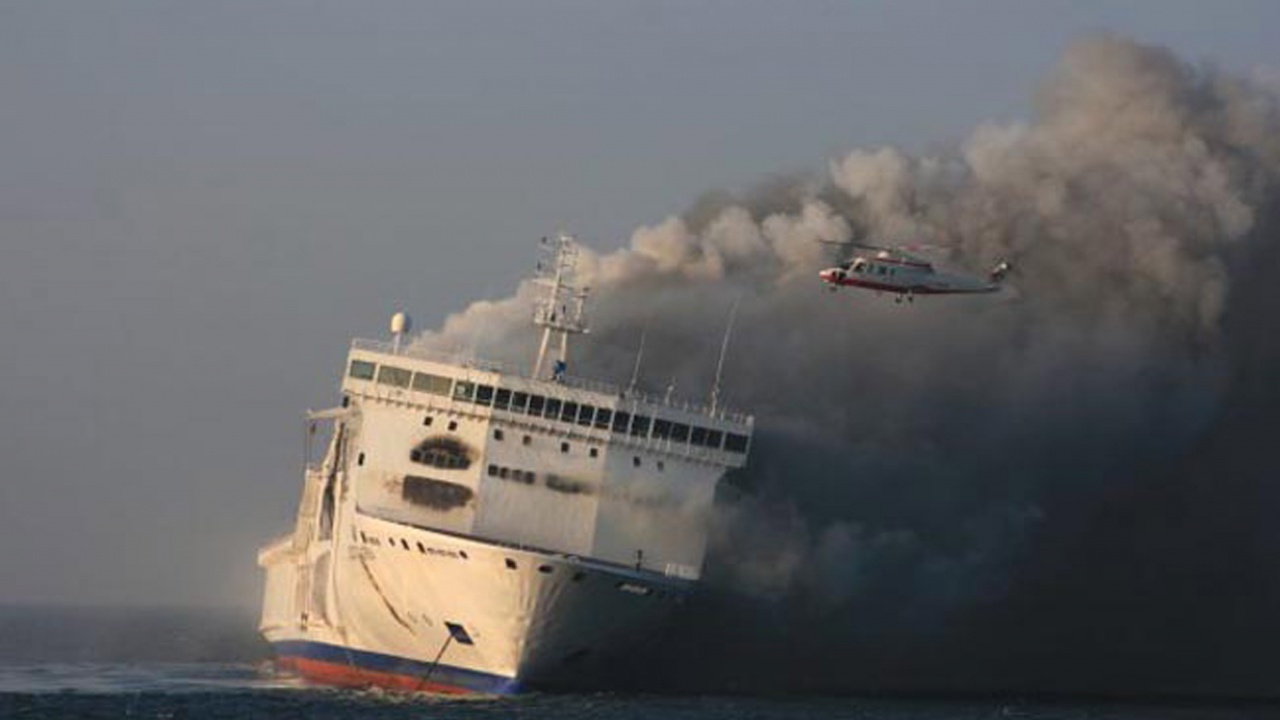 Вижте от дрон изгорелия ферибот в Гърция