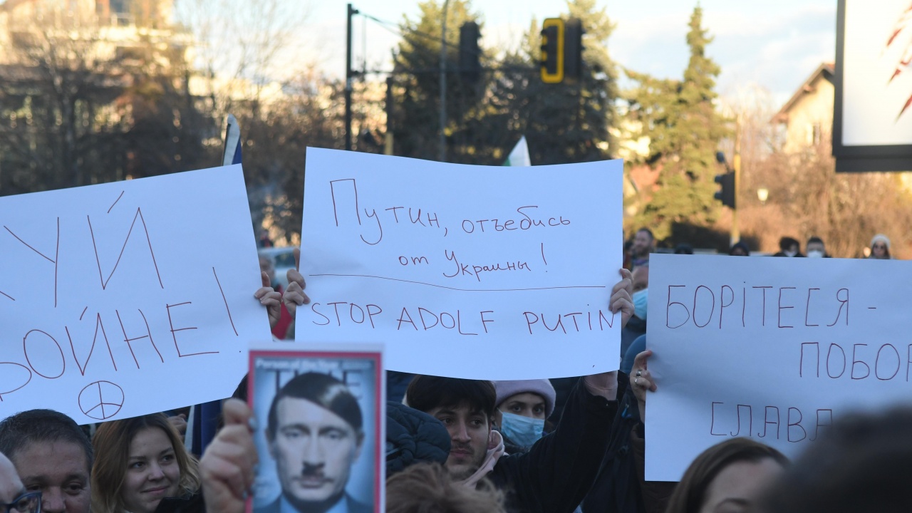 Протестиращи пред руското посолство в София: Спрете Адолф Путин!