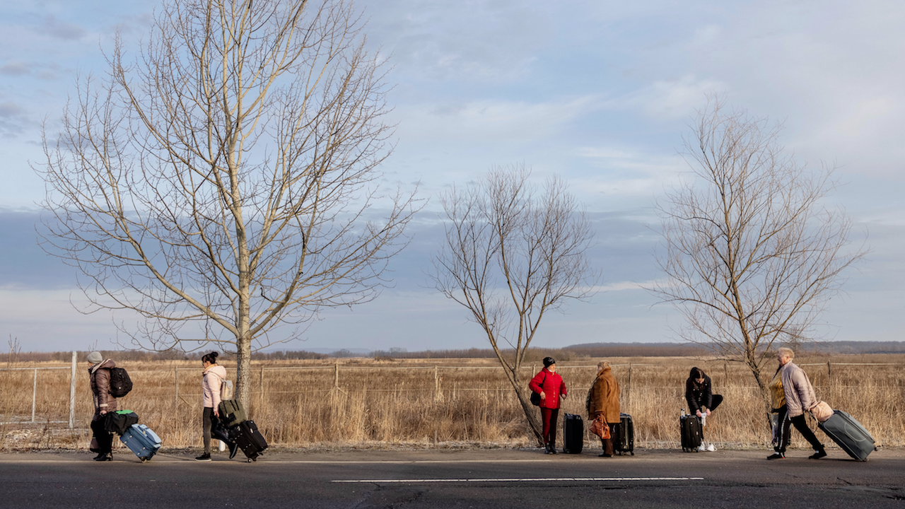 Украински бежанци бяха посрещнати с храна и вода на граничния пункт Сирет