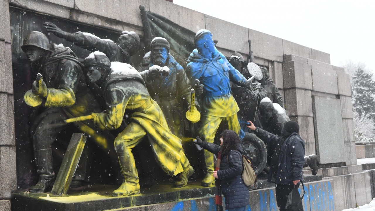 Изрисуваха Паметника на Съветската армия в София