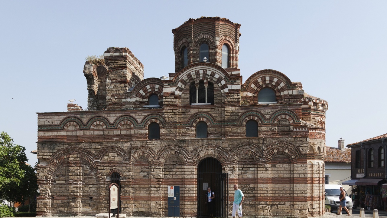 Църква в Несебър отвори врати за бягащите от войната в Украйна