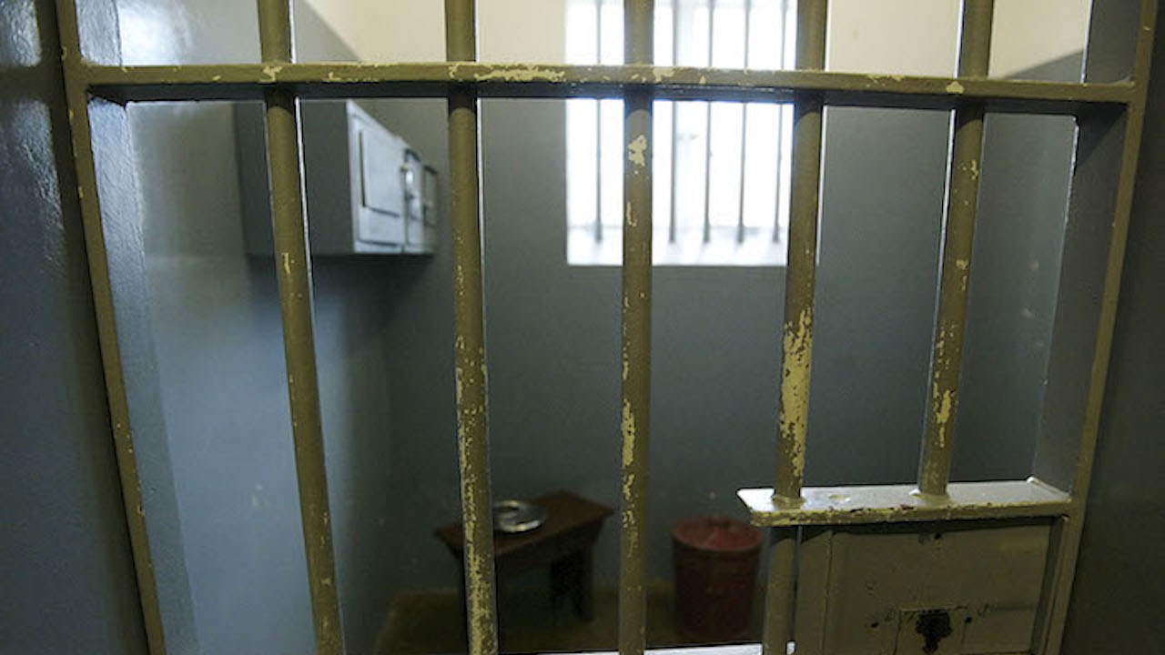 Съдът в Шумен остави в ареста рецидивист, обвинен в грабеж