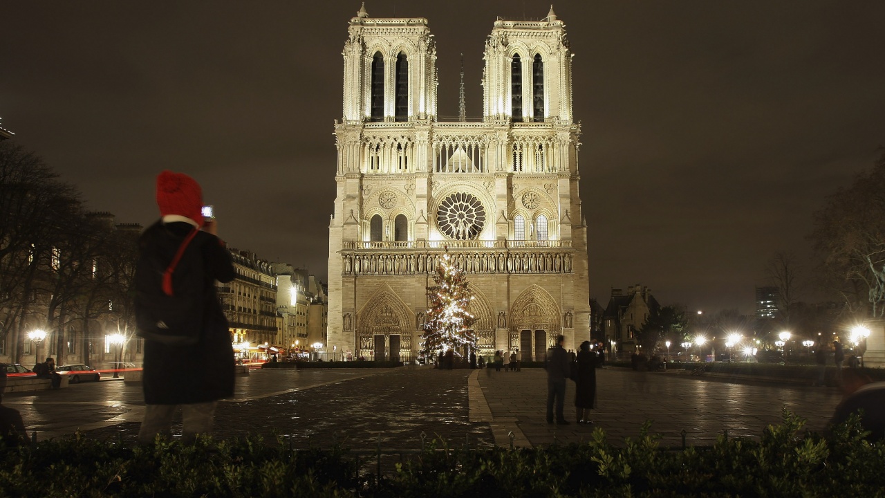 Камбаните на "Нотр Дам" огласиха Париж с призив за мир