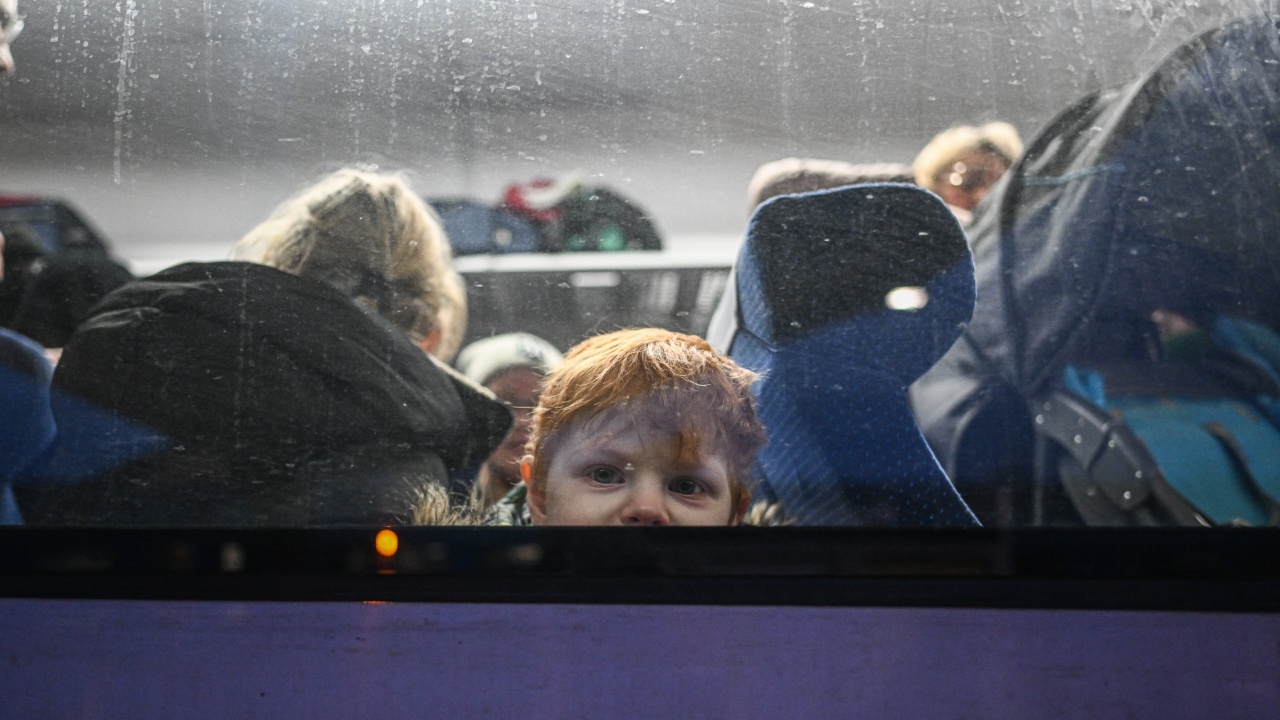 Евакуирани от Запорожие украински сираци пътуваха цяло денонощие с влак до Полша