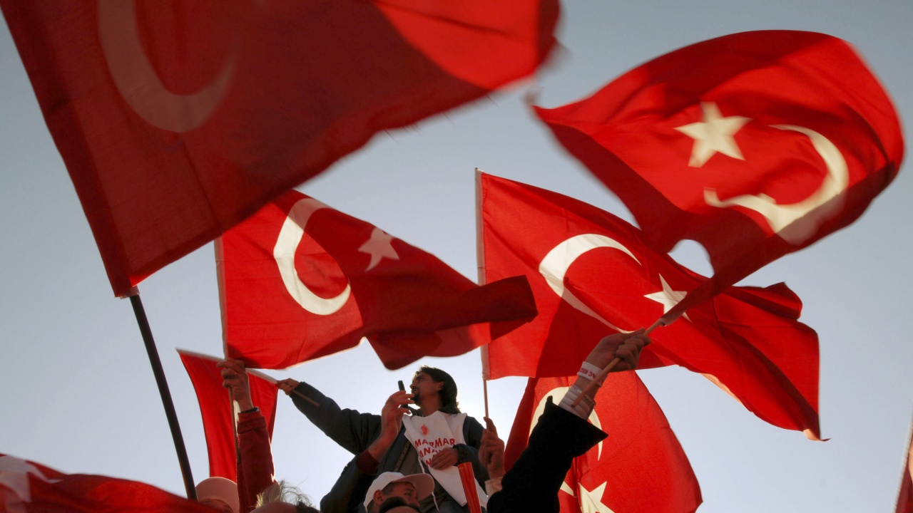 Над половината от населението на Турция иска страната да остане в НАТО