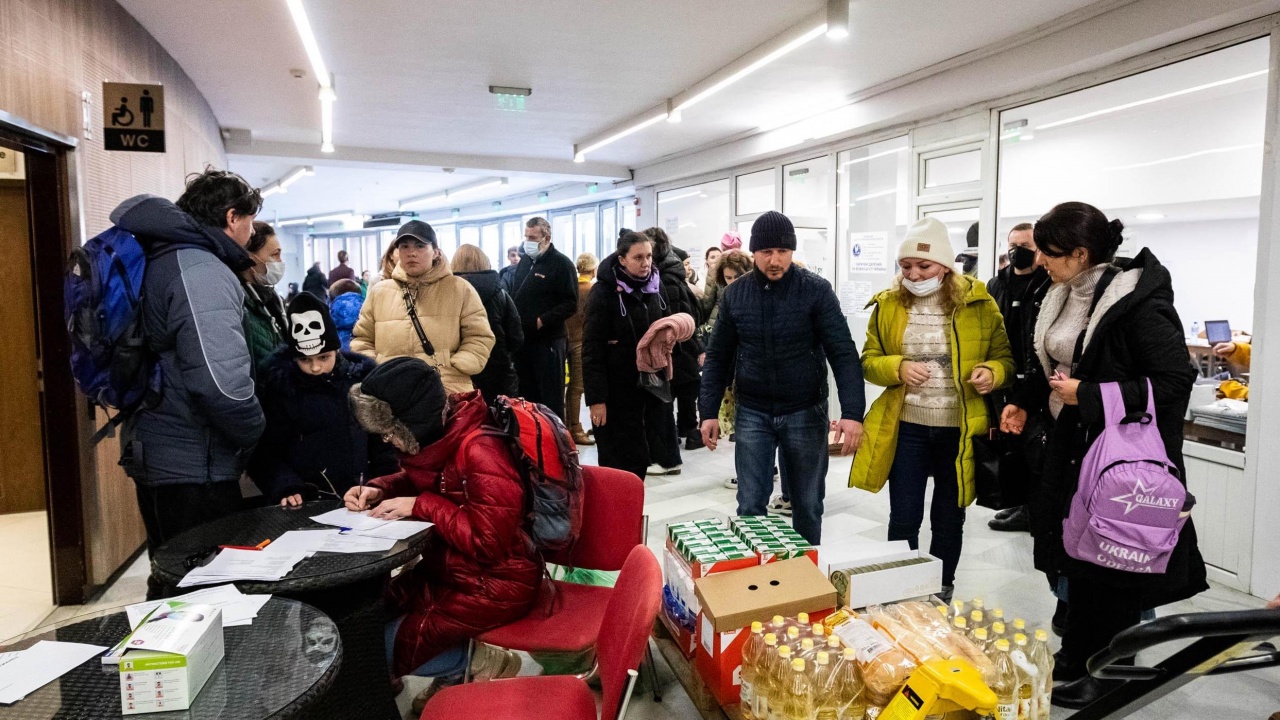 Десетки доброволци помагат на украинските бежанци във Варна