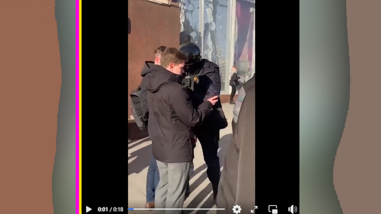 Какво правят тези руски полицаи с гражданите в Москва?