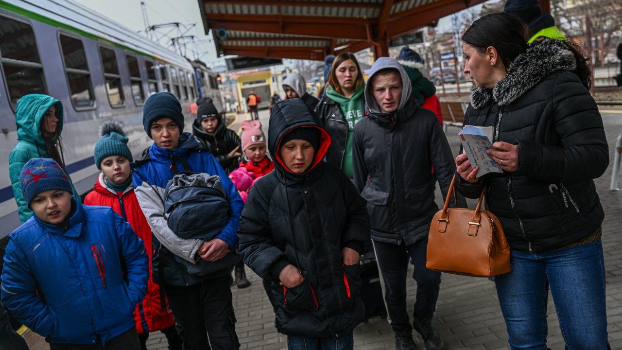 ЕК призовава за особено внимание към децата бежанци от Украйна