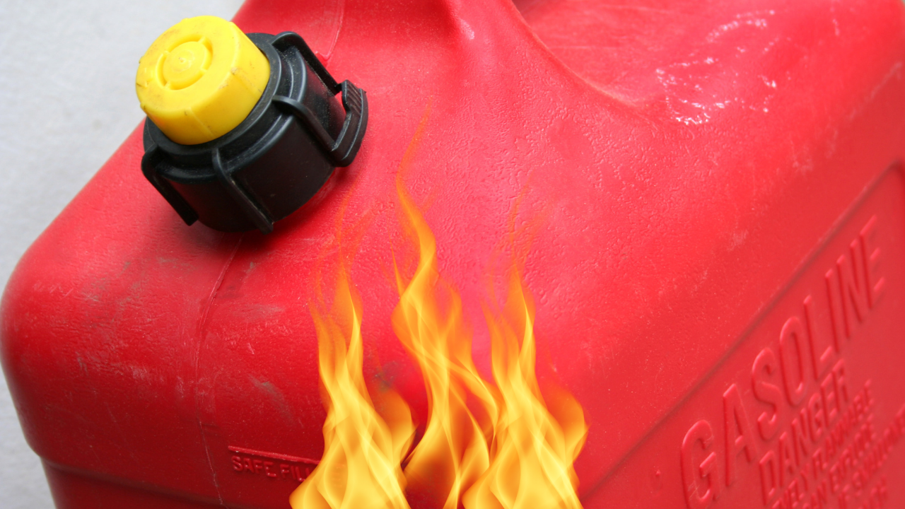 Мъж си купи туба бензин и се самозапали в Чепеларе