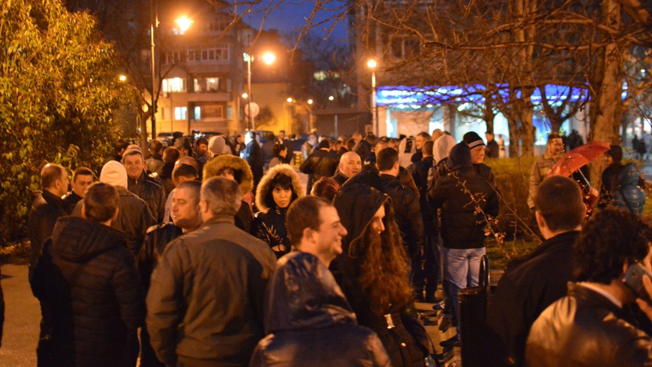 Пловдивски полицаи и пожарникари излязоха на протест, подкрепиха ги от затвора и арестите