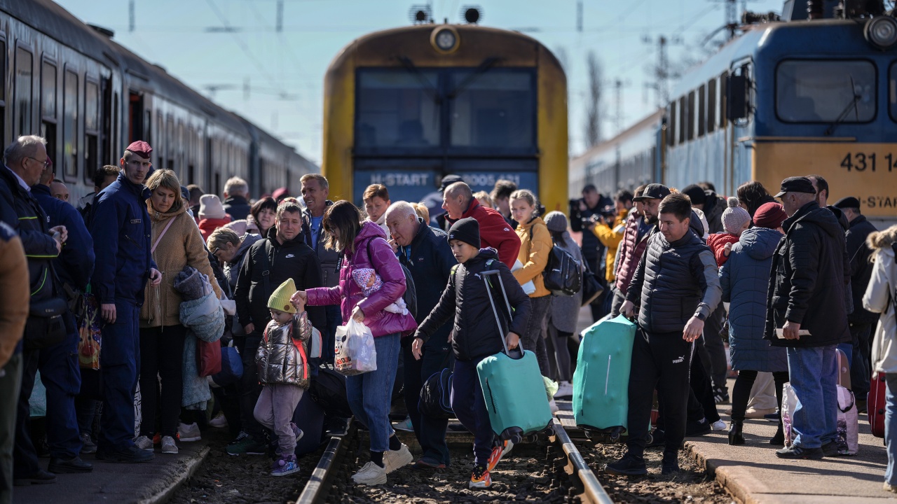МВнР препоръчва българите незабавно да се евакуират от Украйна с влак