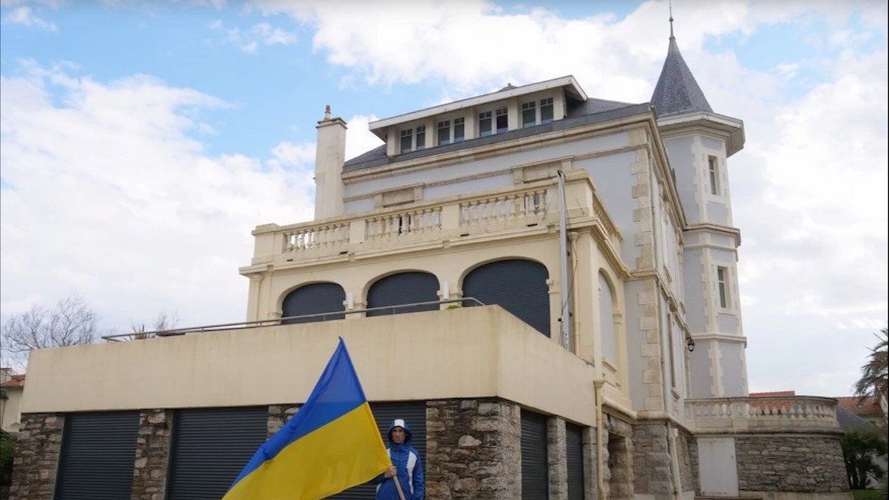 Къщата на дъщеря на Путин е превзета от активист, държащ украинското знаме
