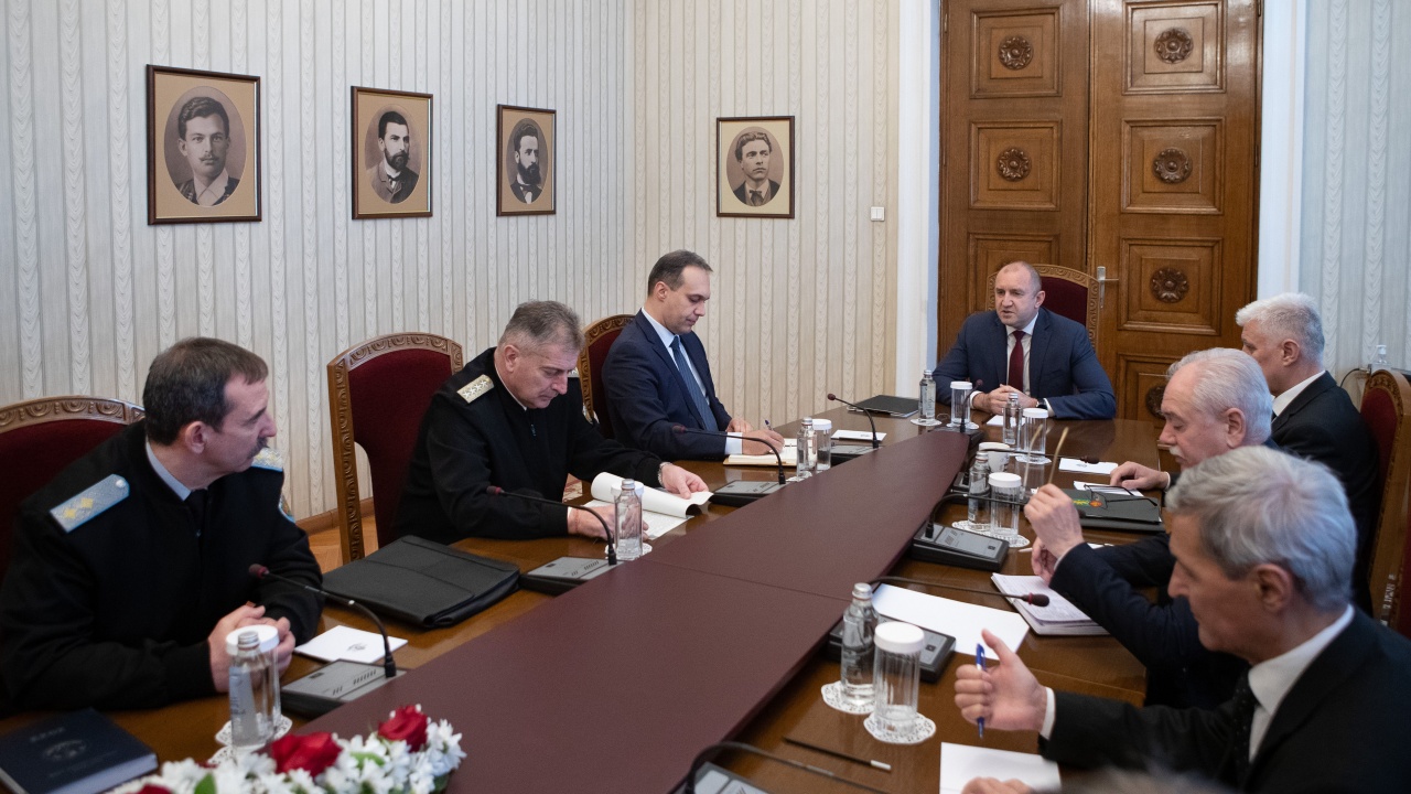 Радев събра началниците на отбраната в президентството