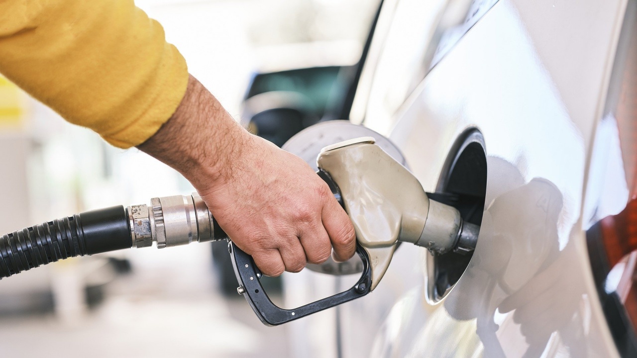 Швеция намалява временно данъка върху горивата, за да компенсира покачващите се цени