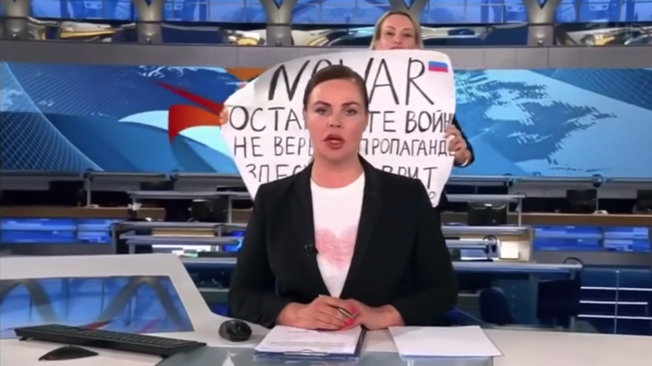 Опънаха плакат срещу войната в Украйна в студиото на държавната руска телевизия